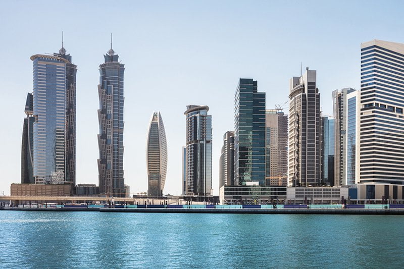 Top 5 des quartiers pour les jeunes expatriés ambitieux à Dubaï 5 - Dubai Immobilier business bay main b8071fcca529edf16985c2ba7a541908 800 - Immobilier Dubai
